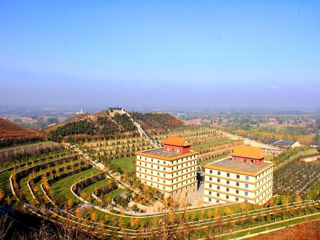 墓地后方三面环山