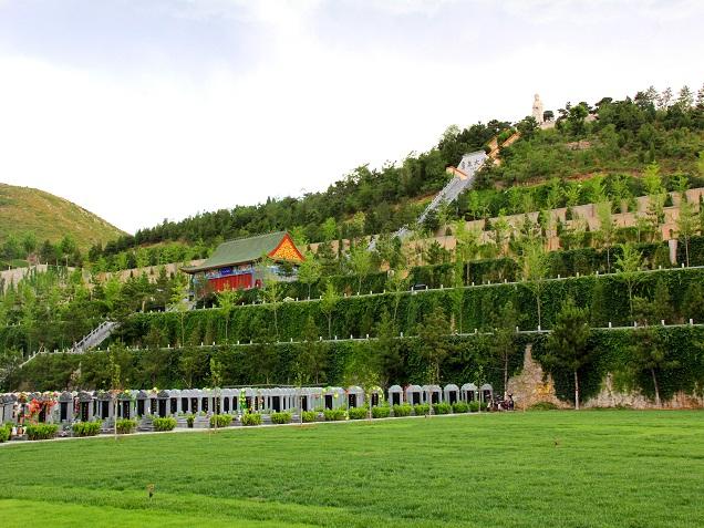 灵山宝塔大佛下