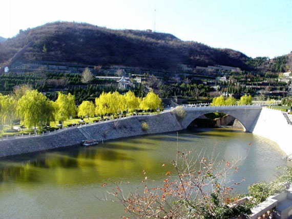 万佛华侨陵园依山傍水