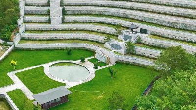 懋龙溪墓区前方水池