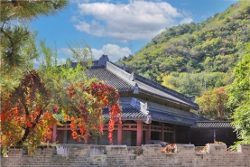 依山傍水的华人怀思堂