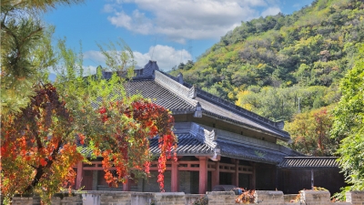 依山傍水的华人怀思堂