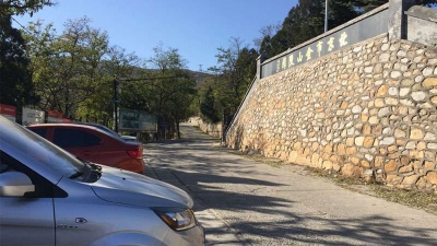 金山陵园停车场