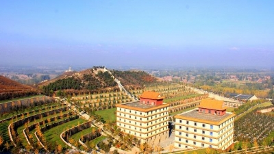 墓地后方三面环山