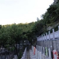 金山陵园风水格局详解：环境优势与选址讲究