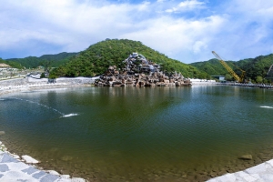 懋龙溪陵园龙池