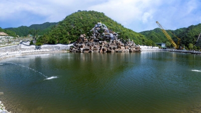 懋龙溪陵园龙池