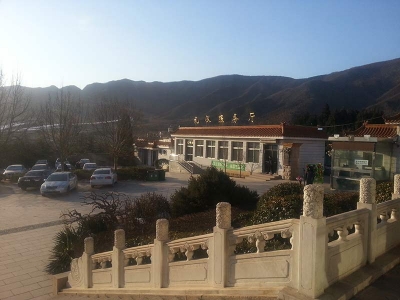 温泉墓园交通指南与园区环境规划解析